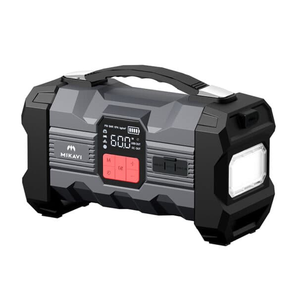 Mikavi EnerJump 2 widok z boku z wyświetlaczem LCD, przyciskami sterowania i latarką LED